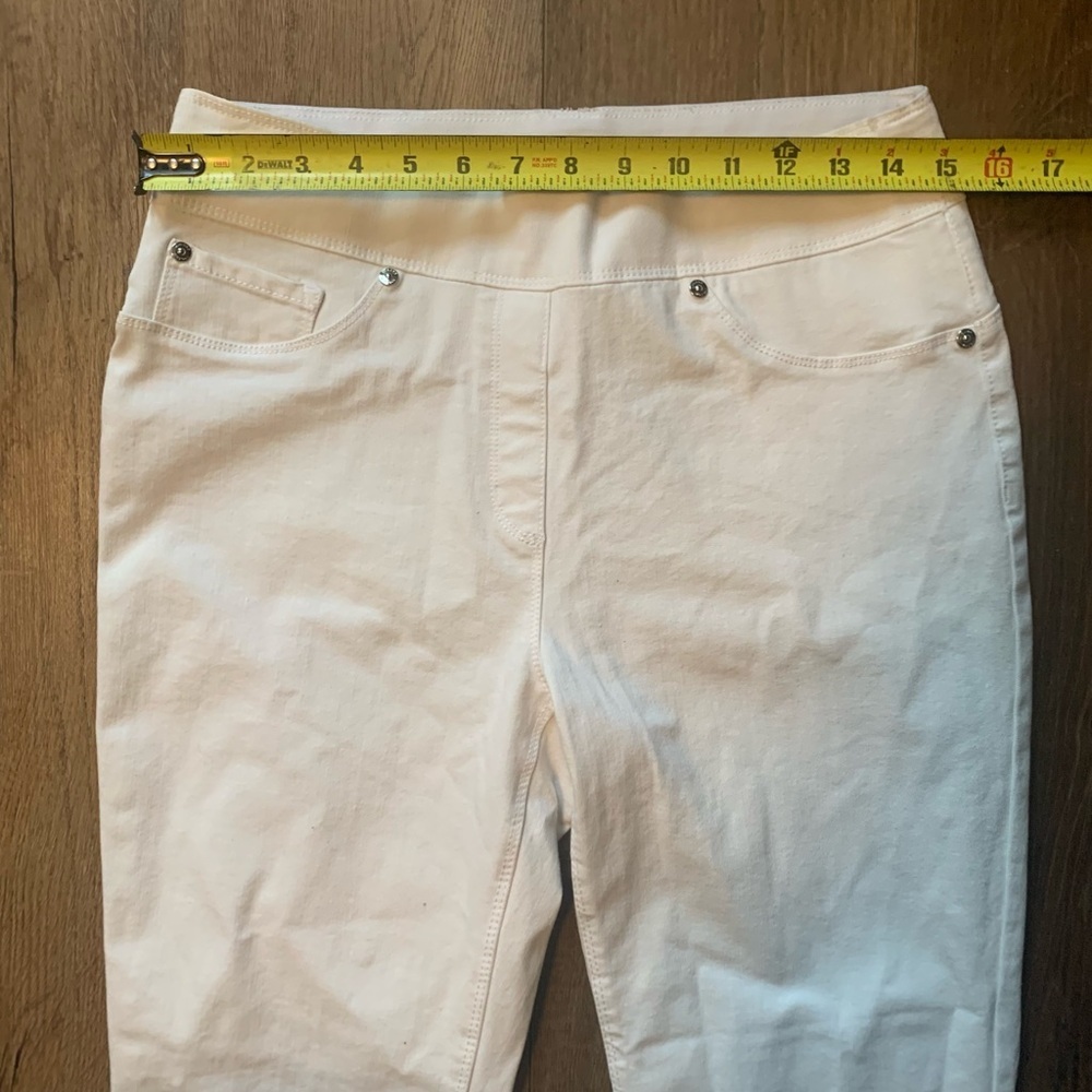 LUXE DENIM. White Pants with Embroidered Hem - Picture 5 of 10